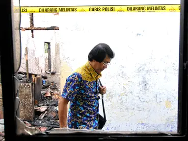 Ketua Komnas Perlindungan Anak Seto Mulyadi, yang akrab disapa Kak Seto saat berada di kantor Komisi Nasional Perlindungan Anak (Komnas PA) yang terbakar 28 Juni lalu, di kawasan Pasar Rebo, Jakarta, Senin (29/6/2015). (Liputan6.com/Yoppy Renato)
