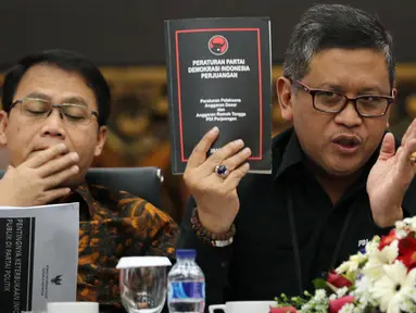 Sekjen PDI Perjuangan, Hasto Kristiyanto bersama Wasekjen PDIP, Ahmad Basarah memberikan keterangan pers saat Diskusi dan Rencana Deklarasi Keterbukaan Informasi Publik Partai Politik di kantor DPP PDIP Jakarta, Rabu(28/3). (Liputan6.com/Johan Tallo)