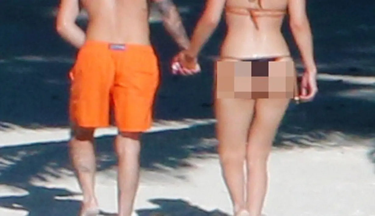 Sedangkan Zayn Malik juga tidak ingin kalah keren dari kekasihnya. Pelantun lagu Pillowtalk ini malah asyik bertelanjang dada dan memamerkan tato yang memenuhi bagian tubuhnya. (Dailymail/Bintang.com)