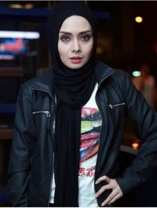 Sebagai perempuan yang memiliki paras cantik, banyak pria yang mencoba mendekatinya. Apalagi perempuan kelahiran Banjarmasin 37 tahun silam ini hubungannya dengan Tirta Adila kandas. (Instagram/terryputri)