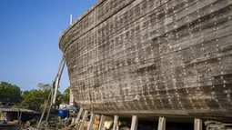 Tradisi pembuatan kapal yang telah berusia 400 tahun dengan menggunakan alat-alat manual mulai menurun, tetapi beberapa kapal masih dibuat setiap tahun untuk digunakan menangkap ikan dan mengangkut barang. (AP Photo/Ashwini Bhatia)