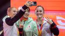<p>Pesenam Inggris, Ruby Evans (kiri) berswafoto bersama pesenam Jepang, Aiko Sugihara (tengah) dan kompatriotnya, Abigail Martin saat podium aparatus putri nomor senam lantai Kejuaraan Dunia Gimnastik 2025 di Indonesia Arena, Senayan, Jakarta, Sabtu (25/10/2025). (Bola.com/Bagaskara Lazuardi)</p>