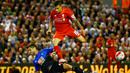 Gelandang Liverpool Philippe Coutinho berebut bola dengan gelandang Bournemouth Andrew Surman selama pertandingan di Anfield stadium, Liverpool, Inggris, Senin (17/8/2015). Liverpool menang tipis dengan skor 1-0. (Reuters/Darren Staples)