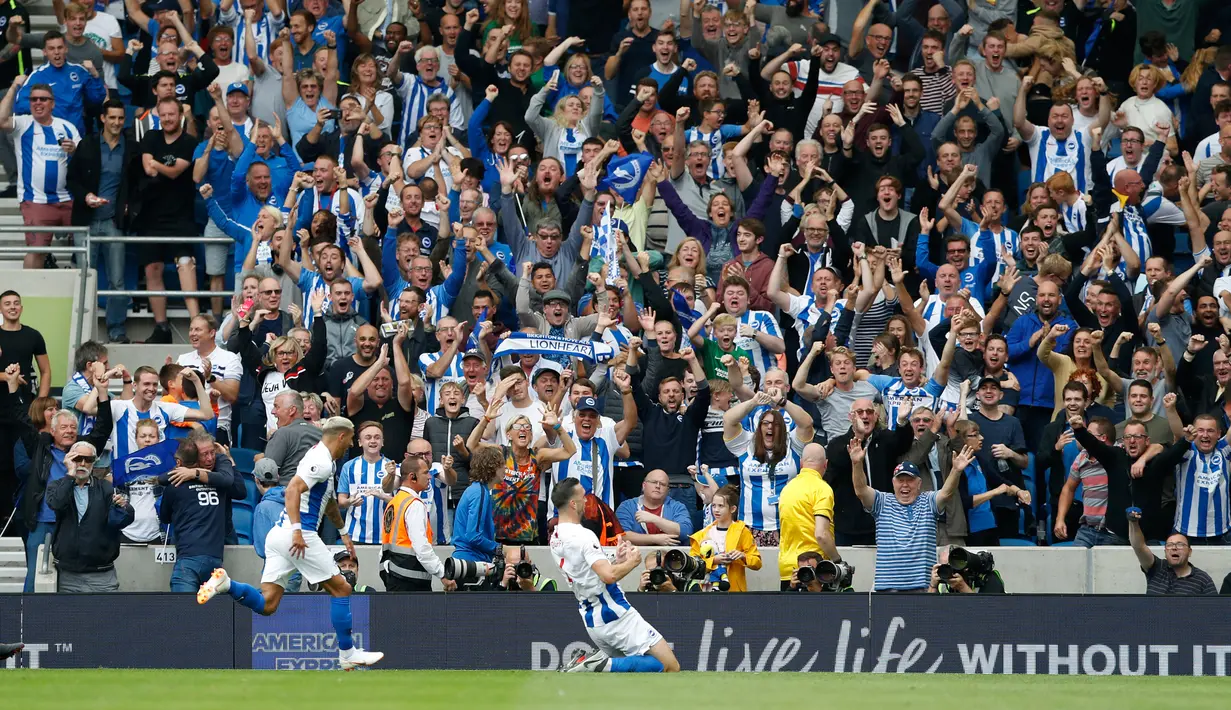 Pemain Brighton & Hove Albion, Shane Duffy berselebrasi usia mencetak gol ke gawang Manchester United pada lanjutan Liga Inggris di stadion Amex, Brighton, (19/8). Brighton & Hove Albion berhasil mengalahkan MU 3-2. (AP Photo/Alastair Grant)
