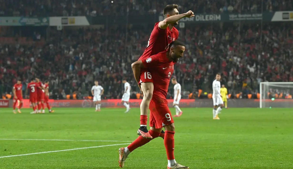 Pemain Turki, Cenk Tosun (bawah) melakukan selebrasi bersama rekannya setelah mencetak gol keempat timnya ke gawang Latvia pada laga Grup D Kualifikasi Euro 2024 di Konya Buyuksehir Belediye Stadium, Konya, Turki, Senin (16/10/2023) dini hari WIB. Tosun berhasil mencetak dua gol pada laga ini. Sementara dua gol lainnya dicetak oleh Yunus Agun (58') dan Muhammed Kerem Akturkoglu. (AFP/Ozan Kose)