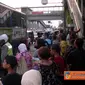 Citizen6, Jakarta: Angkutan umum di Jakarta belum juga berbenah. Banyak calon penumpang yang tidak kebagian bus dan angkutan menuju kawasan timur Jakarta pada, Sabtu (2/7). Bus-bus sudah nampak penuh sesak dengan penumpang saat akan naik. (Pengirim: Akhid