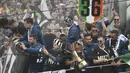 Para pemain Juventus mengabadikan momen perayaan gelar juara Serie A bersama fans di ’ di Turin, Italia, (19/5/2018). Juventus raih gelar Seri A tujuh kali secara beruntun. (AFP/Marco Bertorello)