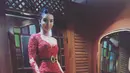 Manohara Odelia juga terlihat anggun saat kenakan kebaya Bali rancangan Anne Avantie. Ia kenakan kebaya Bali dengan rok Batik mermaid yang elegan [@manodelia]