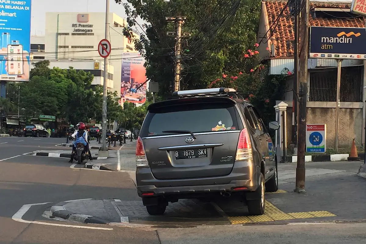 Trotoar Jatinegara Malah jadi Lapak PKL dan Parkir Liar