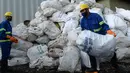 Pekerja dari perusahaan daur ulang memuat sampah yang dikumpulkan dari Gunung Everest di Kathmandu, 5 Juni 2019.  Ekspedisi pemerintah Nepal selama 45 hari mengumpulkan pembungkus makanan, kaleng, botol, tabung oksigen kosong dan limbah lainnya dari gunung setinggi 8.850 meter. (PRAKASH MATHEMA/AFP)