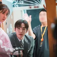 YoonA dan Lee Junho di balik layar drakor King the Land. (JTBC via Soompi)