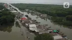 Foto udara banjir rob yang menggenangi rumah dan tambak warga di Desa Pantai Mekar, Muaragembong, Kabupaten Bekasi, Jawa Barat, Senin (6/12/2021). Banjir rob telah menggenangi wilayah tersebut selama empat hari akibat kenaikan permukaan air laut. (Liputan6.com/Herman Zakharia)
