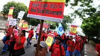 Melalui peringatan May Day 2014, para buruh menuntut dipenuhinya upah layak, jaminan sosial memadai dan mendapat keamanan kerja (Liputan6.com/Faizal Fanani)