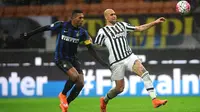 Bek Inter Milan, Juan Jesus, berusaha menghadang penyerang Juventus, Simone Zaza. Pada babak adu penalti Juventus berhasil menang dengan skor 5-3. (EPA/Daniele Mascolo)
