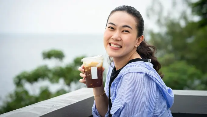 bahagia santai cantik minum kopi