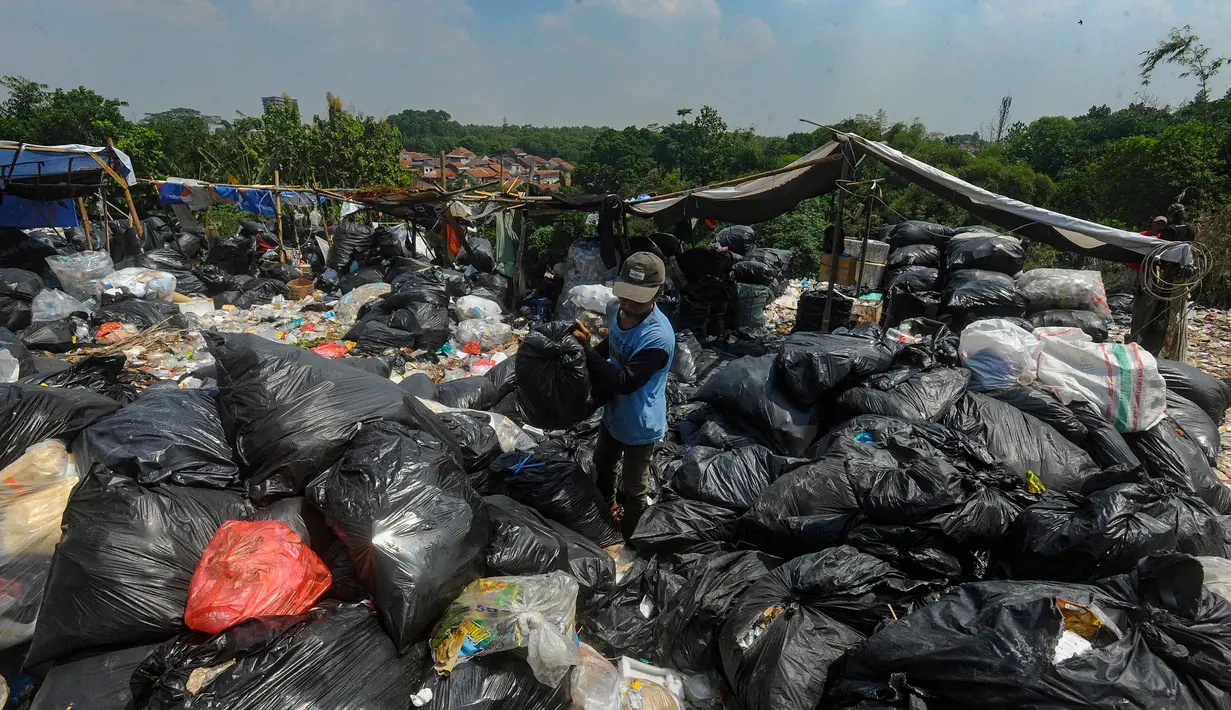 Di kota Depok, menurut catatan Dinas Lingkungan Hidup dan Kebersihan (DLHK) ada sekitar 112 TPS liar yang tersebar 11 kecamatan. (merdeka.com/Arie Basuki)