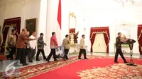 Presiden Jokowi jelang mengumumkan paket kebijakan ekonomi tahap pertama di Istana Merdeka, Jakarta, Rabu (9/9/2015). Pemerintah fokus pada penguatan ekonomi makro, daya saing ekonomi nasional, dan pemberdayaan ekonomi rakyat. (Liputan6.com/Faizal Fanani)