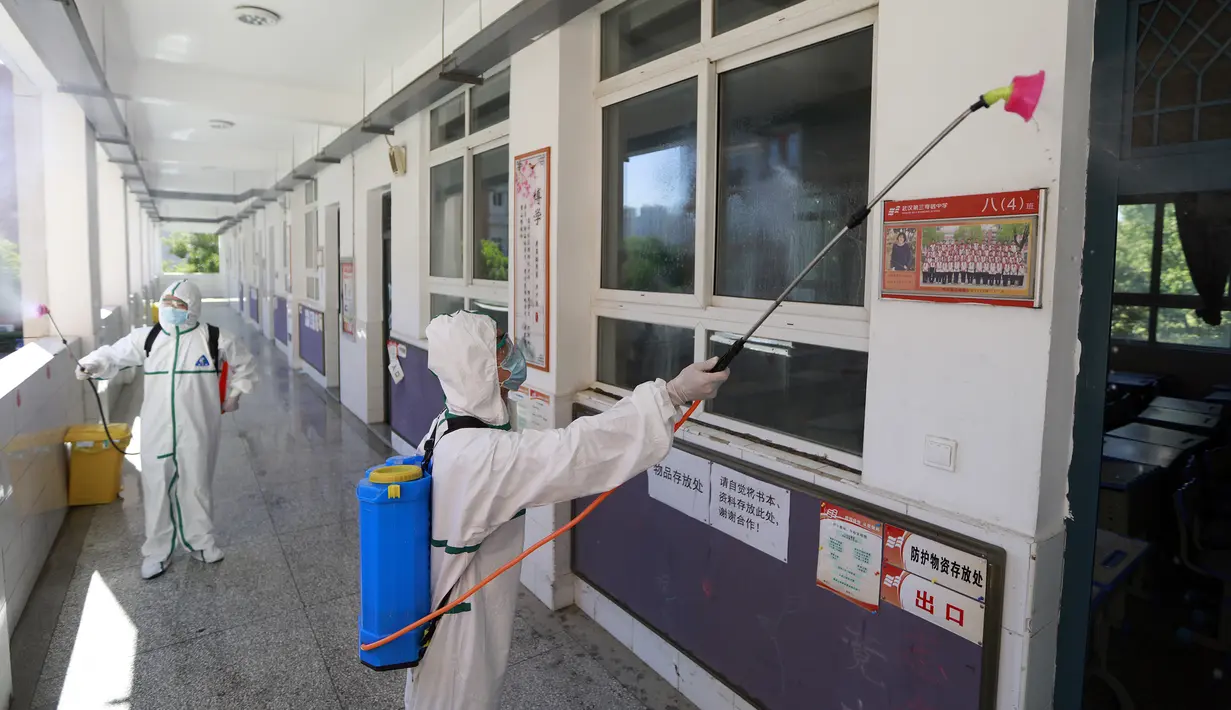 Petugas pemadam kebakaran mendisinfeksi bangunan Sekolah Asrama No. 3 Wuhan di Distrik Hanyang, Kota Wuhan, Provinsi Hubei, China, 3 Agustus 2020. Upaya disinfeksi dilakukan pada Senin (3/8) di sekolah itu untuk mempersiapkan dimulainya kembali kegiatan belajar mengajar di kelas. (Xinhua/Wang Fang)