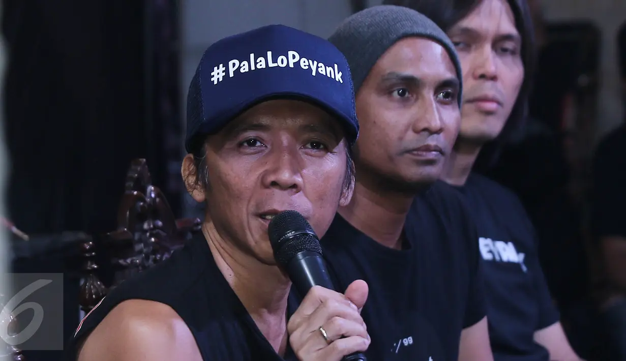 Bimbim menjelaskan kisah dari salah satu lagu mereka yang berjudul "Palalopeyank" saat konferensi pers peluncuran album studio ke-22 mereka bertajuk "Palalopeyank", Jakarta, Selasa (7/2). (Liputan6.com/Herman Zakharia)