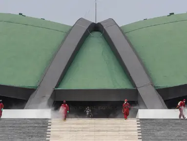 Petugas pemadam kebakaran menyemprotkan cairan disinfektan di Kompleks Parlemen, Senayan, Jakarta, Minggu (9/8/2020). Penyemprotan cairan disinfektan tersebut dilakukan dalam rangka pencegahan penyebaran virus Corona (COVID-19) di lingkungan DPR/MPR. (Liputan6.com/Johan Tallo)