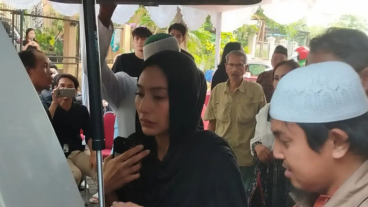 Tyas Mirasih di Pemakaman Ibunda