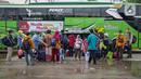 <p>Peserta Mudik Aman Mudik Sehat Kementerian Perhubungan saat akan menaruh barang bawaan mereka di bagasi bus tujuan kampung halamannya di Terminal Jatijajar, Depok, Jawa Barat, Kamis (28/4/2022). Pengguna jasa transportasi bus yang mengikuti program mudik gratis didominasi oleh pemudik yang berasal dari Jawa Tengah dan Jawa Timur dengan syarat telah menerima vaksin booster. (Liputan6.com/Faizal Fanani)</p>