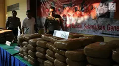 Kabid Humas Polda Metro Jaya Kombes Pol Argo Yuwono melihat barang bukti 225 kg ganja saat rilis di RS Polri Kramat Jati Jakarta, Rabu (30/8). Satresnarkoba Polda Metro Jaya menggagalkan peredaran 225 kg ganja asal Aceh. (Liputan6.com/Helmi Fithriansyah)
