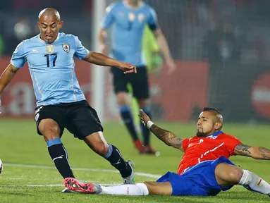 Duel panas terjadi antara Chile melawan Uruguay pada pertandingan perempat final Copa Amerika 2015 di National Stadium, Santiago, Chile, (25/6/2015). Chile melaju ke semifinal usai mengalahkan Uruguay 1-0. (REUTERS/Ivan Alvarado)