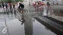 Kegiatan Car Free Day di Jakarta tetap ramai walau hujan mengguyur sejak semalam, Minggu (24/1/2016). Genangan air masih tersisa di jalan sekitar kawasan Car Free Day. (Liputan6.com/Helmi Affandi)