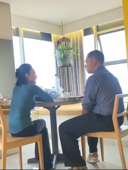 Ditengah kesibukannya, penyanyi Yuni Shara masih menemani putra mengikuti tes untuk masuk perguruan tinggi di Yogyakarta. Berikut beberapa potret Yuni mendampingi putra bungsunya di Yogyakarta. [Instagram/yunishara36]