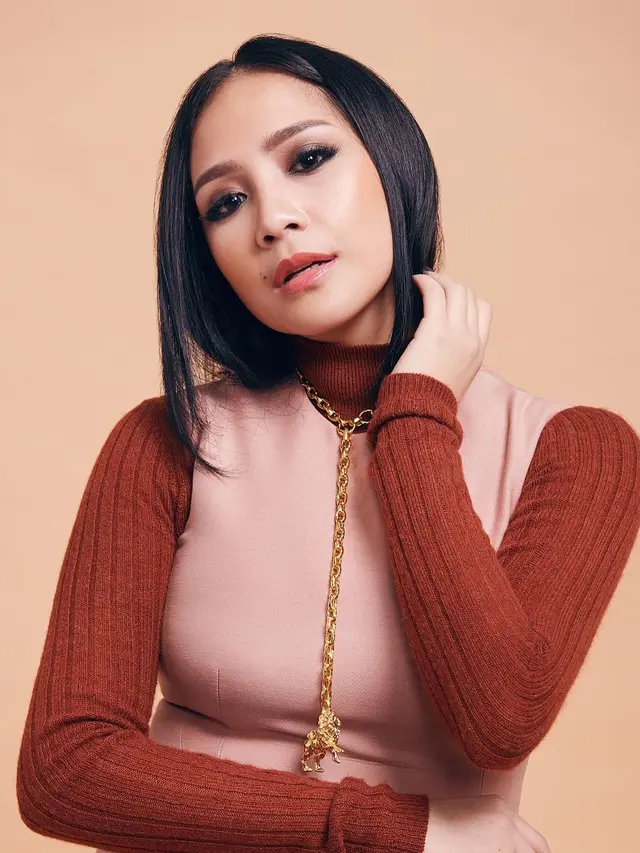 6 Gaya Pemotretan Nagita Slavina dengan Makeup Tebal, Bikin Pangling