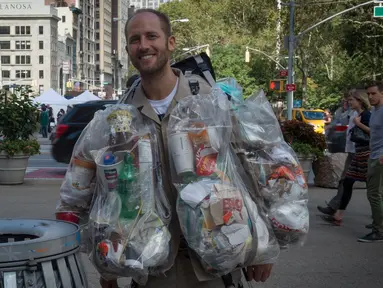 Aktivis lingkungan, Rob Greenfield melakukan kampanye peduli lingkungan di New York, AS, 4 September 2016. Rob membuang berbagai sampah yang ia hasilkan selama satu bulan ke tempat sampah plastik yang tertempel di tubuhnya. (AFP Photo/Bryan R. Smith)