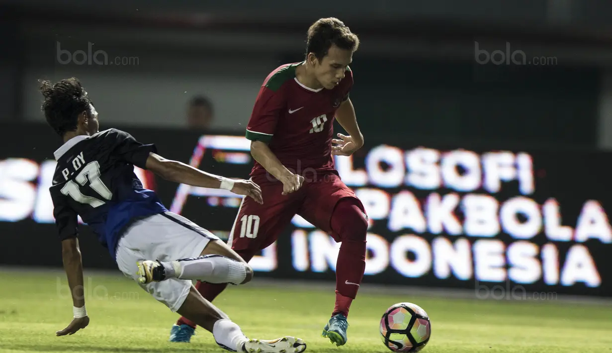 Gelandang Timnas Indonesia U-19, Egy Maulana Vikri, berusaha melewati pemain Kamboja U-19 pada laga persahabatan di Stadion Patriot, Bekasi, Rabu (4/10/2017). Indonesia menang 2-0 atas Kamboja. (Bola.com/Vitalis Yogi Trisna)