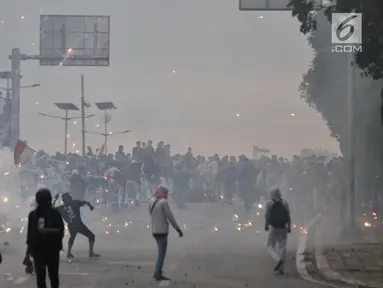 Massa terlibat bentrok dengan polisi di depan Gedung Badan Pemeriksa Keuangan (BPK), Gatot Subroto, Senin (30/9/2019). Buntut dari kerusuhan itu, aparat kepolisian melepaskan tembakan gas air mata guna membalas serangan petasan yang dilemparkan para pengunjuk rasa. (merdeka.com/Iqbal Nugroho)