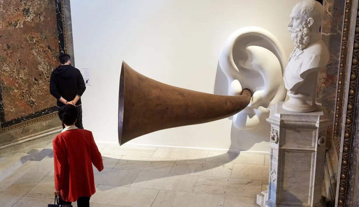 Orang-orang mengunjungi pameran memperingati 250 tahun kelahiran komposer dan pianis Ludwig van Beethoven di Kunsthistorisches Museum di Wina, Austria, pada 1 Oktober 2020. (Xinhua/Georges Schneider)