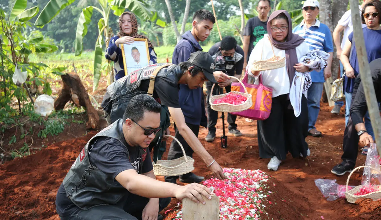 Setelah proses pemakaman selesai dilanjutkan dengan tabur bunga dari pihak keluarga dan sahabat. [Foto: KapanLagi.com®/Bayu Herdianto]