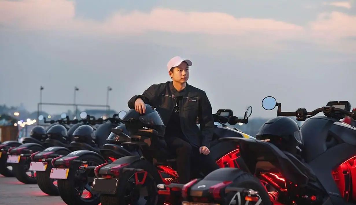 Penampilan Kevin Sanjaya saat melakukan touring ini juga tak lepas dari perhatian netizen. Gaya Kevin dengan jaket motor serta baseball hat putih ini banjir pujian. (Liputan6.com/IG/@kevin_sanjaya)