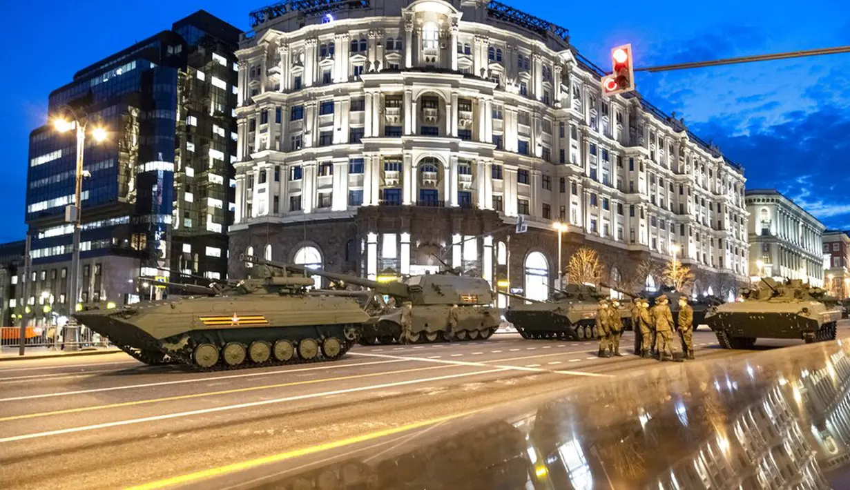 Kendaraan militer Rusia bersiap untuk meluncur di sepanjang Jalan Tverskaya menuju Lapangan Merah saat latihan parade militer Hari Kemenangan di Moskow, Rusia, Kamis (29/4/2021). Pawai akan berlangsung di Lapangan Merah Moskow pada 9 Mei. (AP Photo/Alexander Zemlianichenko)