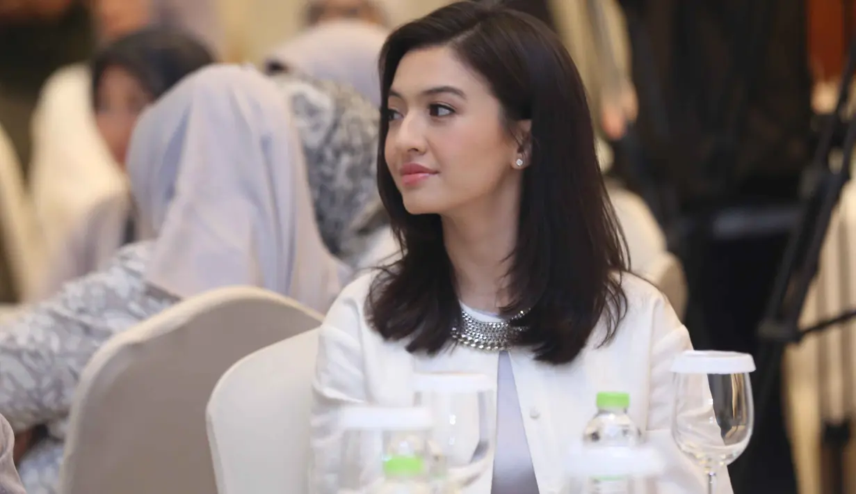 "Kita keluar negeri hari Minggu ini. Kita mau ke New York," kata Raline Shah di acara Wardah Ramadan Gathering 2017, Hotel Dharmawangsa, Jakarta Selatan, Rabu (14/6). (Nurwahyunan/Bintang.com)