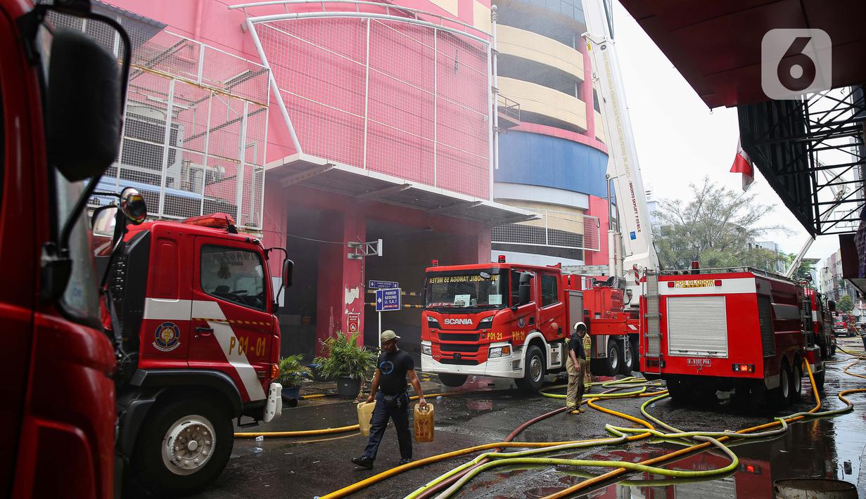 Tahap pendinginan untuk memastikan tidak ada lagi titik api yang tersisa di dalam gedung dan menghindari potensi api kembali menyala. (Liputan6.com/Angga Yuniar)