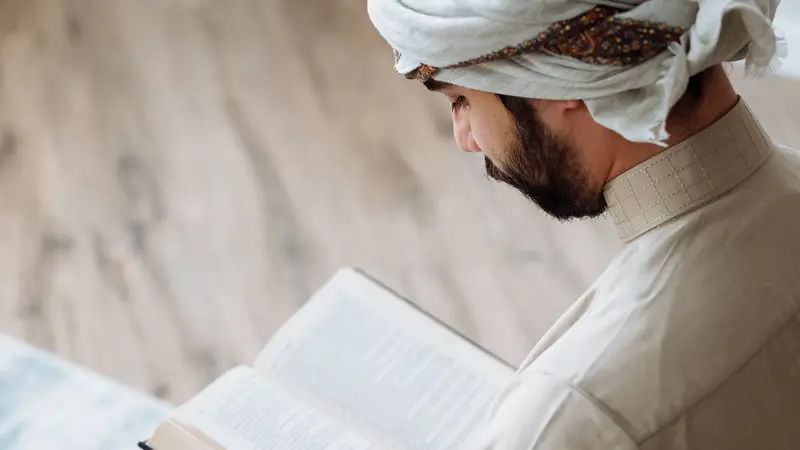 Ilustrasi Islami, muslim, membaca buku, belajar hadis