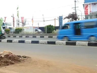 Sebuah lubang bekas galian ditanami pohon pisang di pinggir Jalan Raya Margonda, Depok, Senin (4/3/2019). Aksi tanam pohon pisang itu sebagai protes warga akibat banyaknya lubang galian di Jalan Margonda. (Liputan6.com/Herman Zakharia)