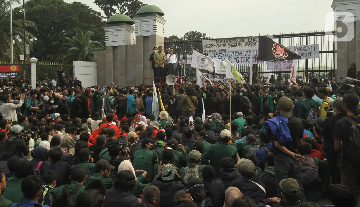 Wakil Ketua DPR Sufmi Dasco Ahmad bersama Wakil Ketua DPR Rahmad, Wakil Ketua DPR Lodewijk F Paulus dan Kapolri Jenderal Listyo Sigit Prabowo menemui mahasiswa yang berdemonstrasi di Gedung Parlemen, Senin (11/4/2022). Diketahui, BEM SI mengadakan unjuk rasa 11 April. (Liputan6.com/Angga Yuniar)