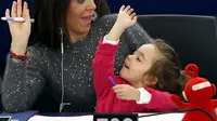Politisi MEP asal Italia, Licia Ronzulli saat membawa putrinya ke sidang parlemen. (Foto: Reuters)