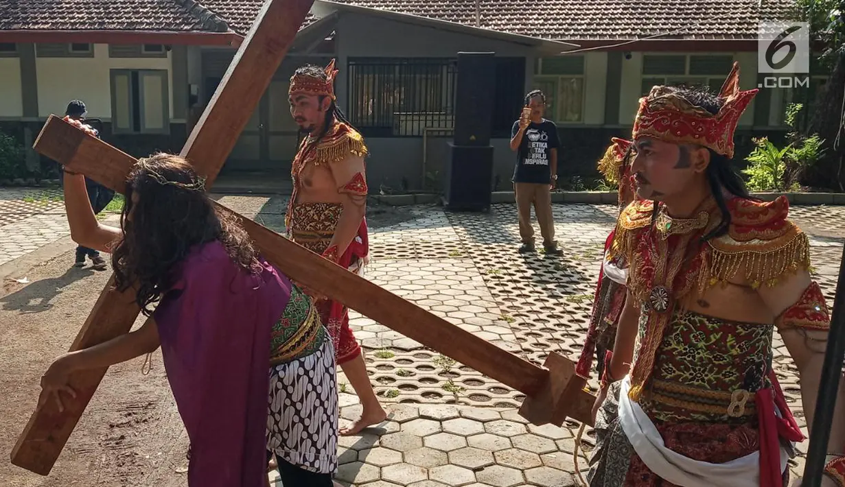 Teatrikal jalan salib di Gereja Bongsari, Jalan Puspowarno Raya, Kota Semarang, Jumat ( 19/4). Ritual ini bagian dari hari wafatnya Isa Almasih atau yang lebih dikenal hari Jum'at Agung yang bertema "hati untuk mencintai dan tangan untuk memberi" dengan 500 jemaat yang hadir. (Liputan6.com/Gholib)