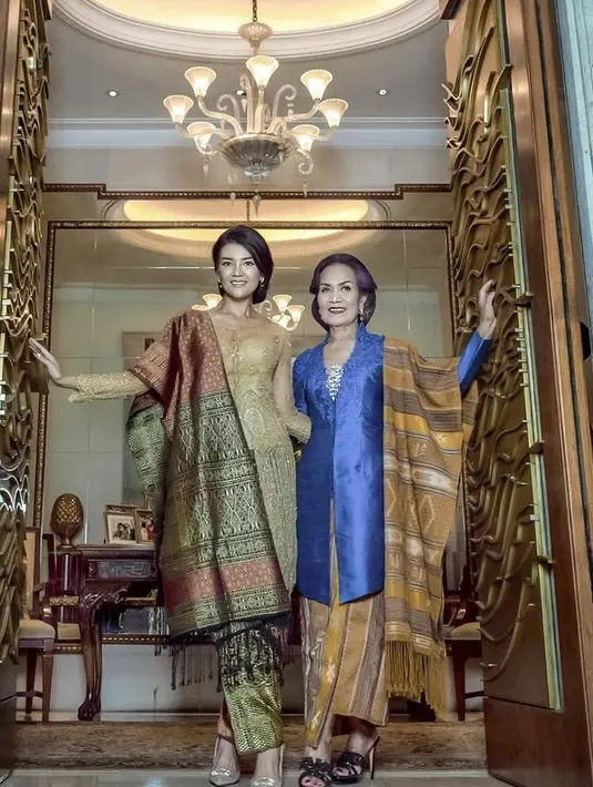 Ibu dua anak ini juga anggun mengenakan kebaya panjang berpayet dilengkapi selendang dan bawahan kain kerasi warna hijau keemasan. (@farahquinnofficial)