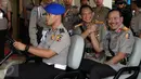 Jenderal Badrodin Haiti dan Jenderal Tito Karnavian bersalam komando saat menuju tempat upacara sertijab Kapolri di Stadion PTIK, Jakarta, Kamis (14/7). Badrodin resmi menyerahkan tongkat komando Kapolri kepada Tito Karnavian. (Liputan6.com/Helmi Afandi)