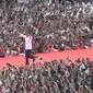 Capres 01 Joko Widodo berlari menyapa pendukungnya saat kampanye akbar bertajuk 'Konser Putih Bersatu' di Stadion Gelora Bung Karno, Jakarta, Sabtu (13/4). Dalam kampanyenya Jokowi mengajak  untuk mencoblos pasangan 01 Jokowi-Ma'ruf Amin saat Pemilu 2019. (Liputan6.com/Angga Yuniar)