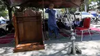 Muadzin mengumandangkan adzan salat Jumat pascagempa dan tsunami di Lapangan Masjid Agung Daru Salam, Palu, Jumat (5/10). Sebuah terpal cokelat menjadi atap melindungi imam salat dari panas matahari. (Liputan6.com/Fery Pradolo)