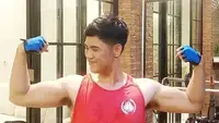 Ricky Cuaca kariernya meroket karena bintangi Tobi di GGS. Karakter Tobi berbadan gemuk dan pipi chubby. Kini karakter seperti itu sudah sirna dari Ricky Cuaca. Ya, diet ketat Ricu berhasil mengubahnya jadi langsing bahkan lengannya berotot. (Liputan6.com/IG/rickycuaca)